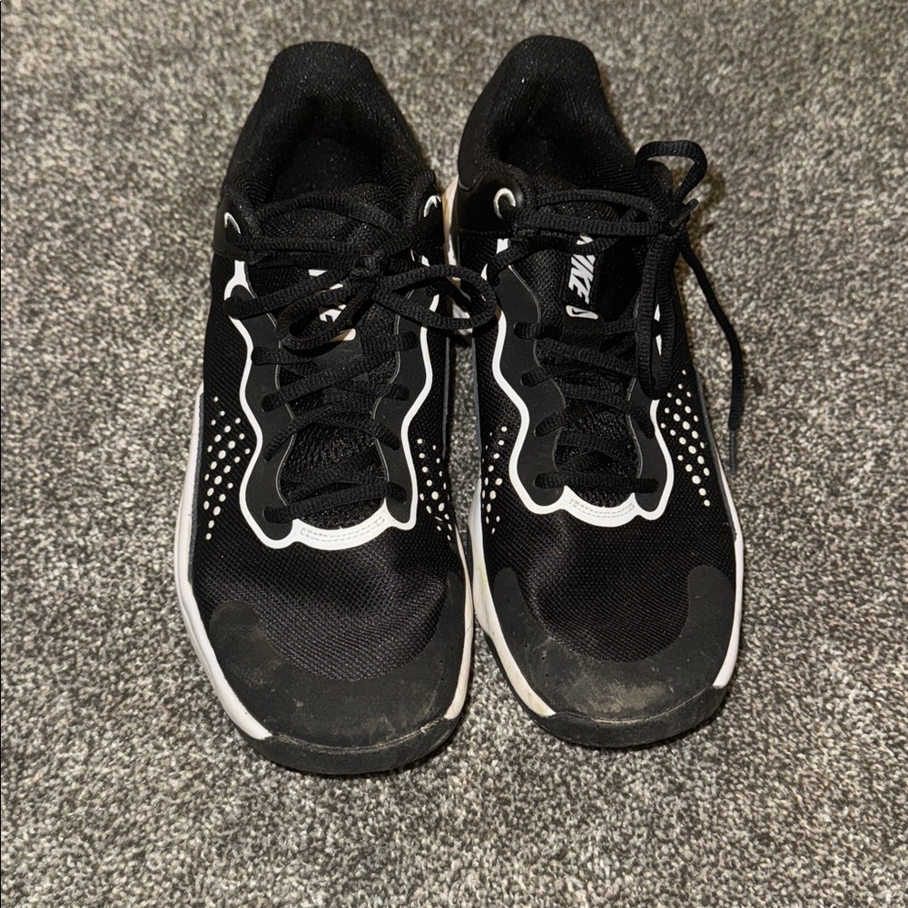 Nike Dual-Tone Black and White Athletic Shoe size 10 and half. Dd9311-003.